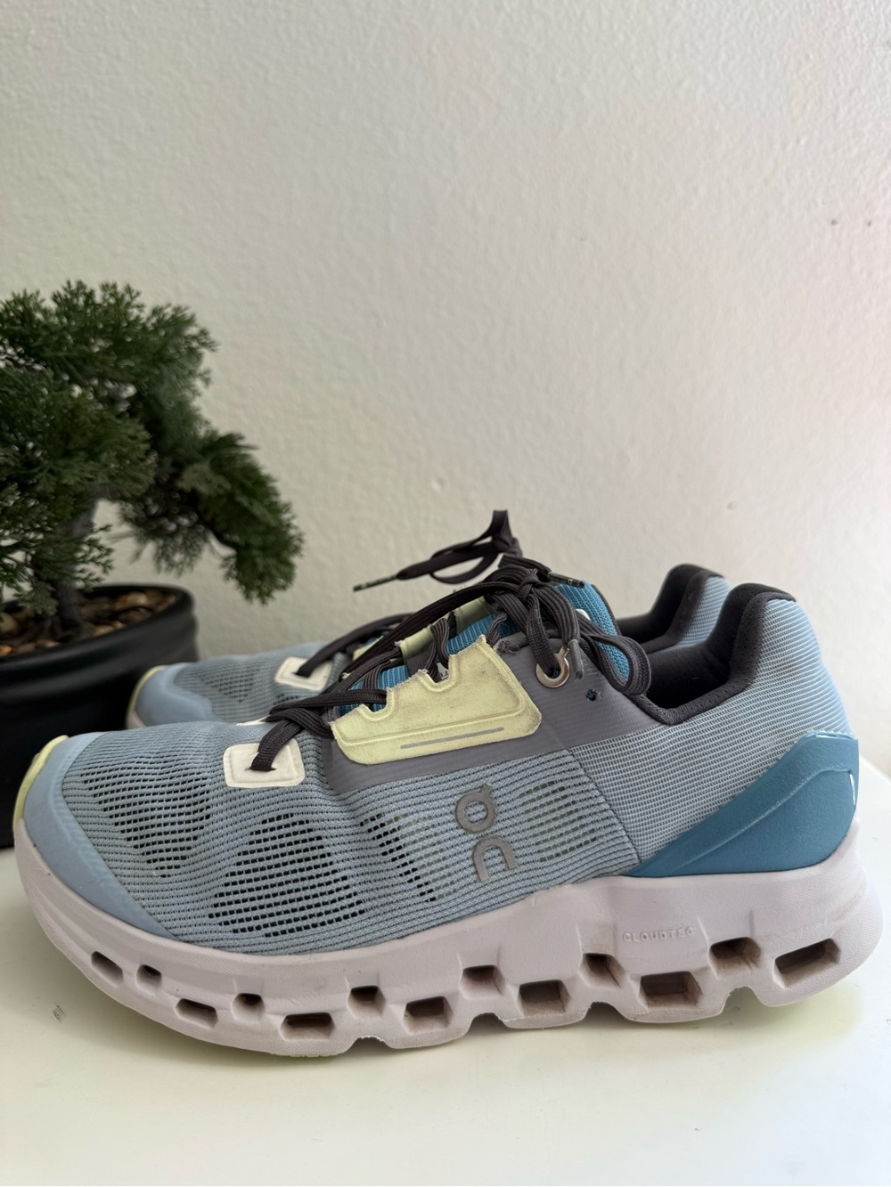 On cloudstratus Women size 8 Sky Blue and  yellow  Running Shoes - Picture 8 of 16